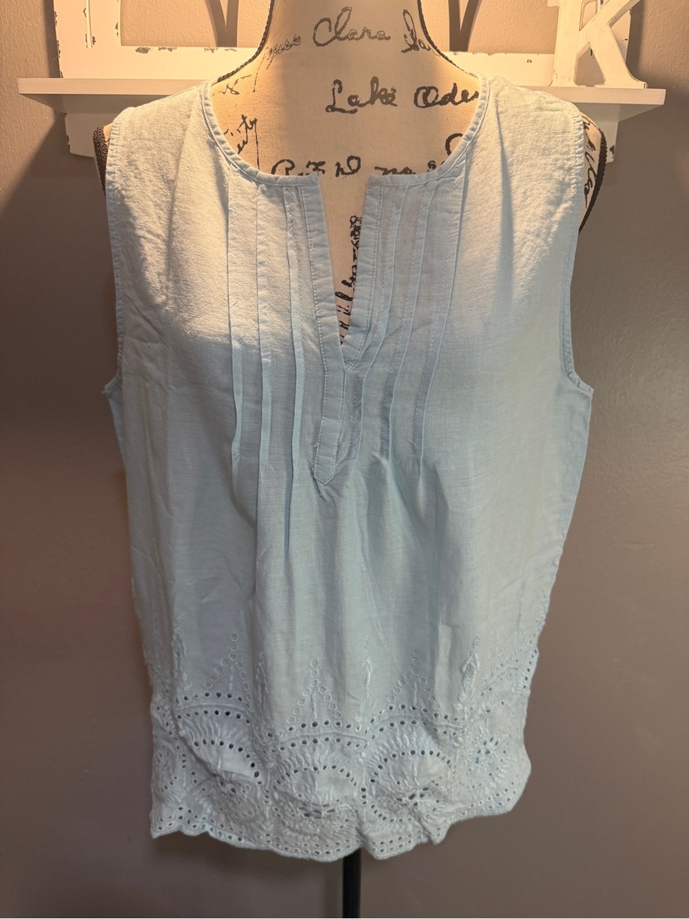 ROSE & THYME SLEEVELESS LIGHT BLUES EYELET PINTUCK BLOUSE SZ L
